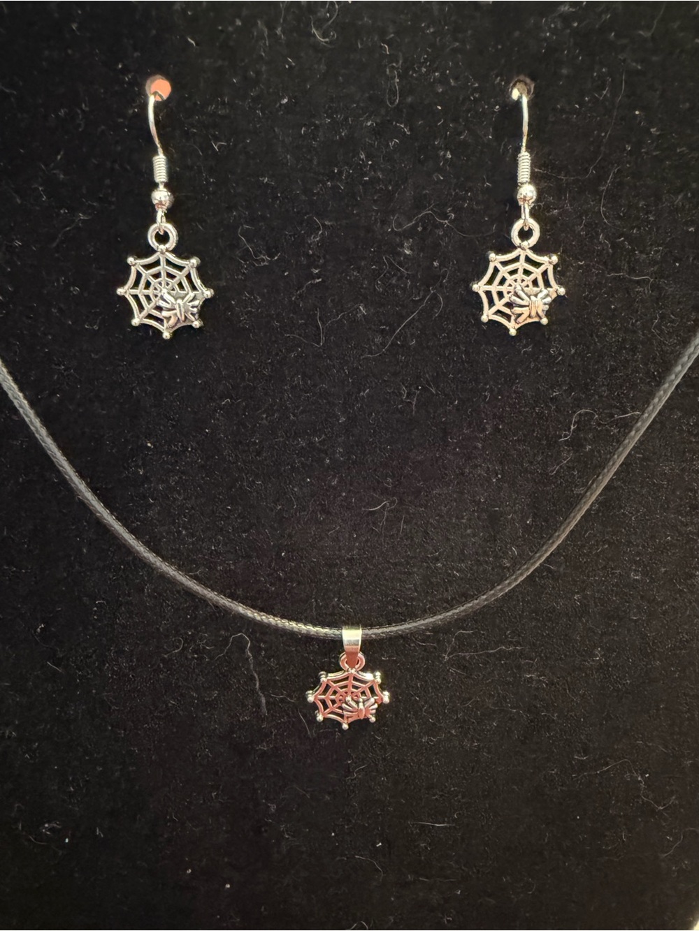 ✴️New✴️Spider Web Charm Necklace and Earrings Set